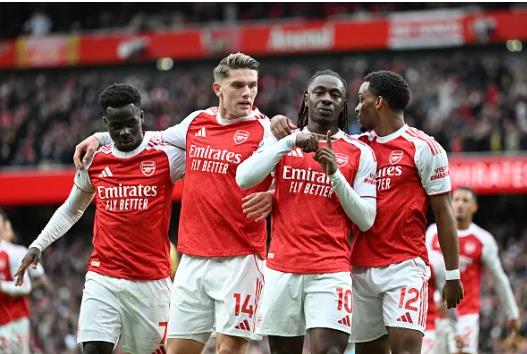 Arsenal dang dan dau o Ngoai hang Anh mua nay.