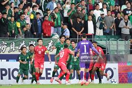 Tuyển thủ Việt Nam bị CĐV Trung Quốc ném chai nước