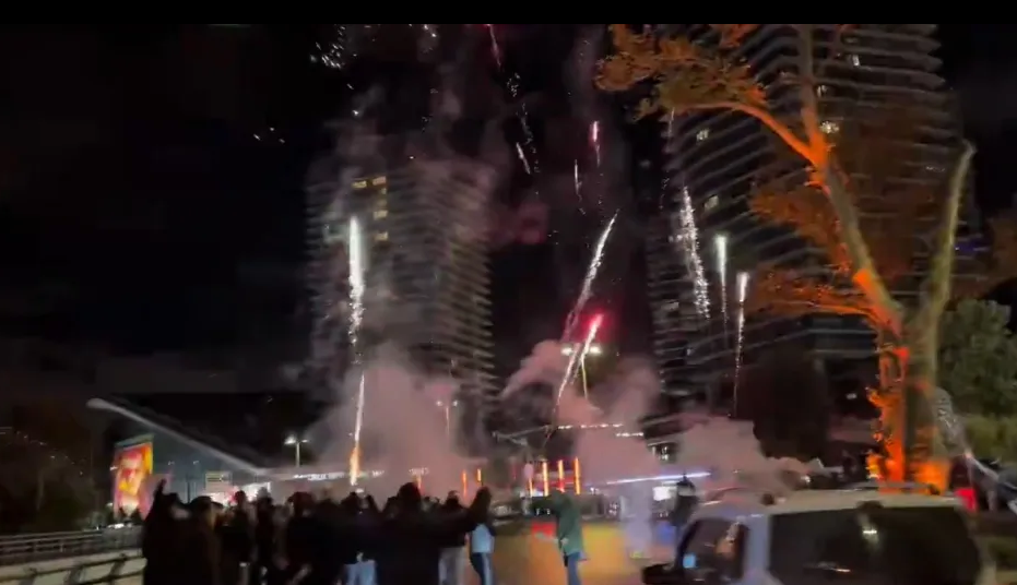 NHM Galatasaray đốt pháo hoa bên ngoài khách sạn của Liverpool 1