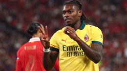 Rafael Leao tri ân Diogo Jota sau khi ghi bàn vào lưới Liverpool