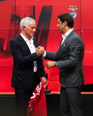 Vừa tới Benfica, Jose Mourinho đã phải nhận cảnh báo 1